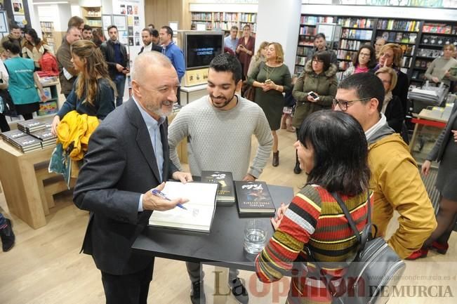 Colas por la firma de libros de Pérez-Reverte