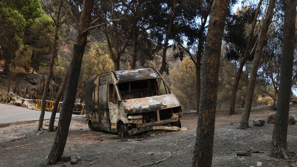 Así trabajan los bomberos para frenar las llamas del incendio de la Vall d'Uixó