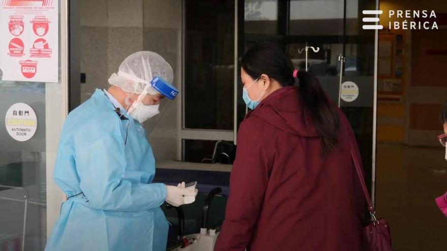China ya prueba con humanos una vacuna del virus testada "con éxito"