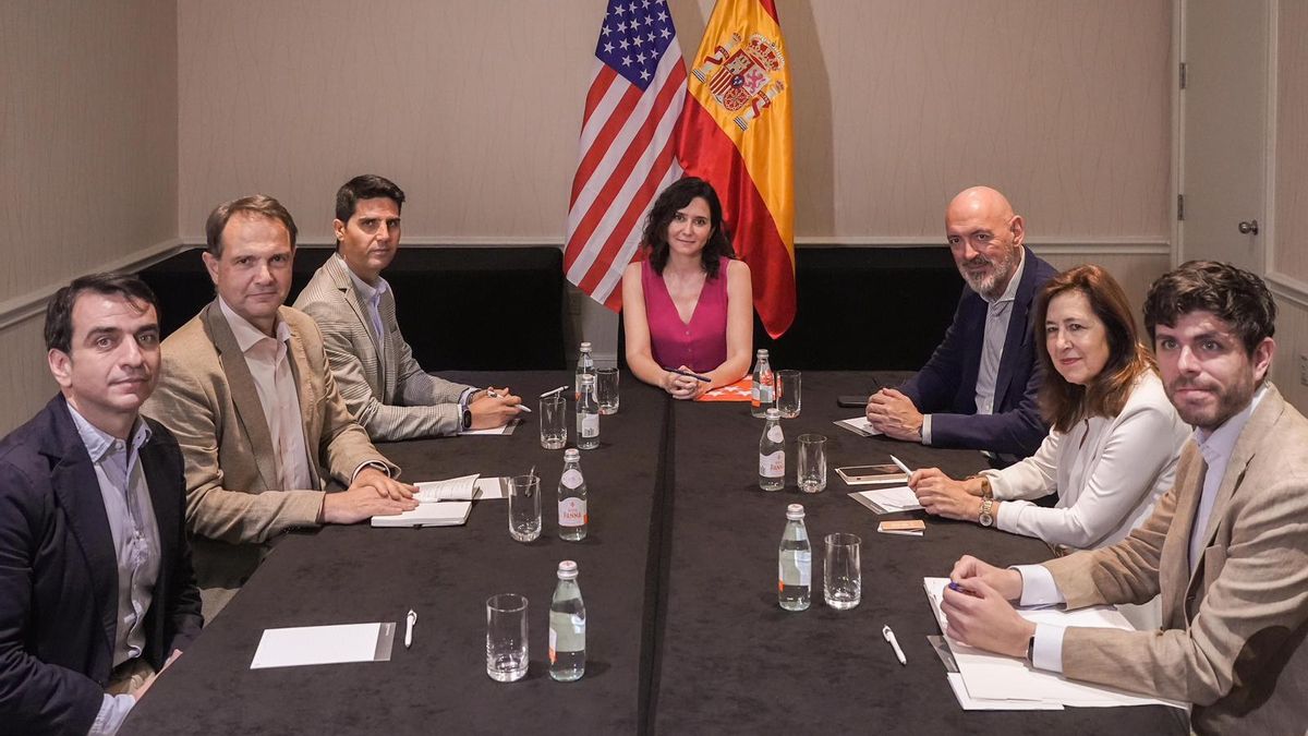 De izqda. a dcha., los rectores de la Universidad Rey Juan Carlos, Abraham Duarte; y la Politécnica, Óscar García Suárez; el consjero de Educación, Emilio Viciana; la presidenta de la Comunidad de Madrid, Isabel Díaz Ayuso; los rectores de la Complutense, Joaquín Goyache, y la Autónoma, Amaya Mendikoetxea, y el director general de Universidades, Nicolás Casas, reunidos en Miami.