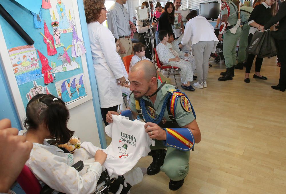 Visita de La Legión y la Cofradía de Mena a los niños del Hospital Materno.