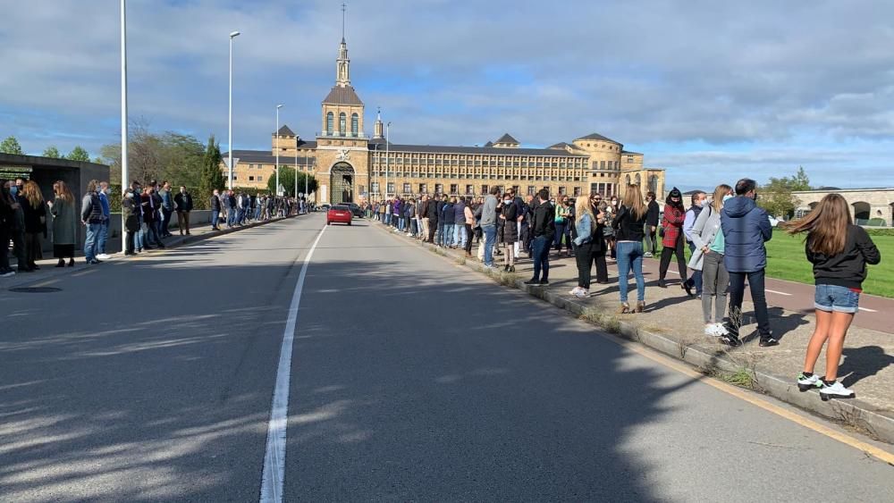 Más de mil personas despiden al hostelero gijonés Floro Gordillo con una cadena humana.