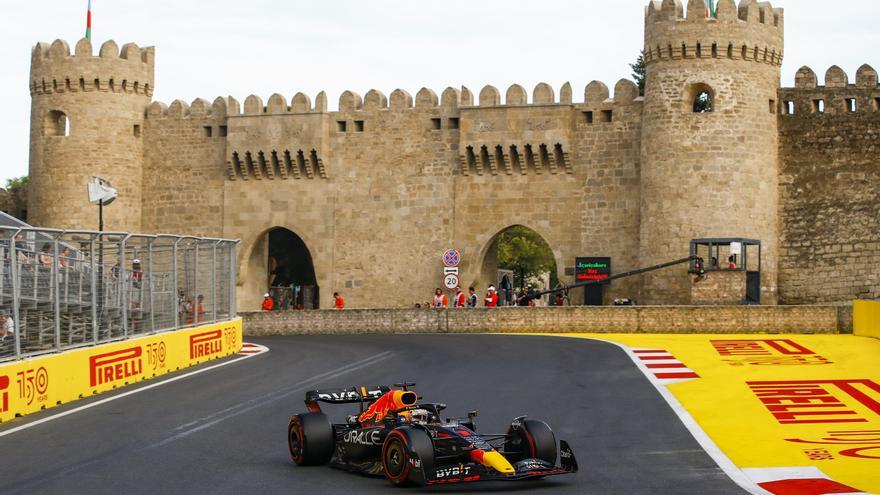Verstappen arranca al frente en Bakú