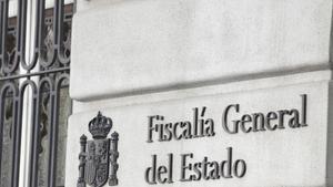 Cartel en la fachada del edificio de la Fiscalía General del Estado.