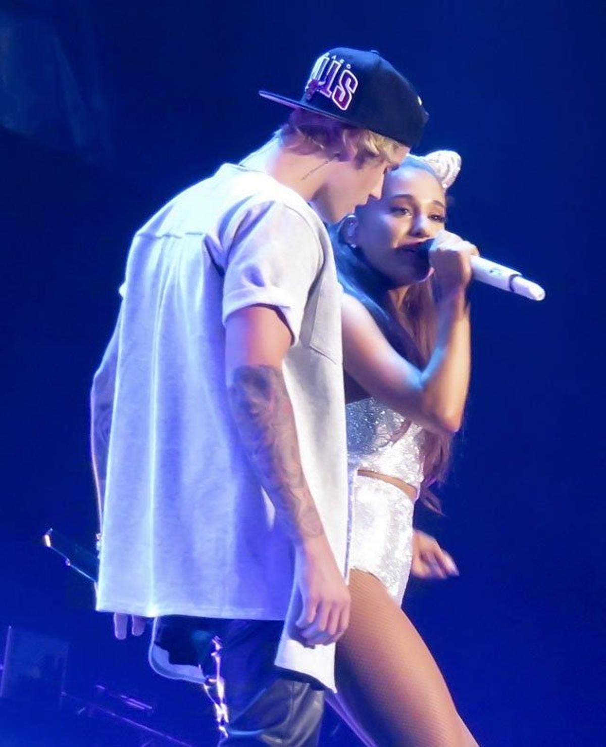 Justin Bieber y Ariana Grande, juntos sobre el escenario
