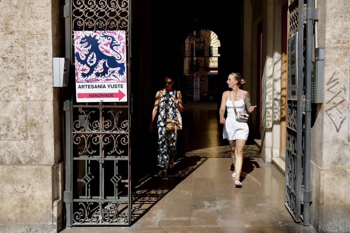 Los pasajes comerciales de València, un pedacito de la ciudad en las manzanas vecinales