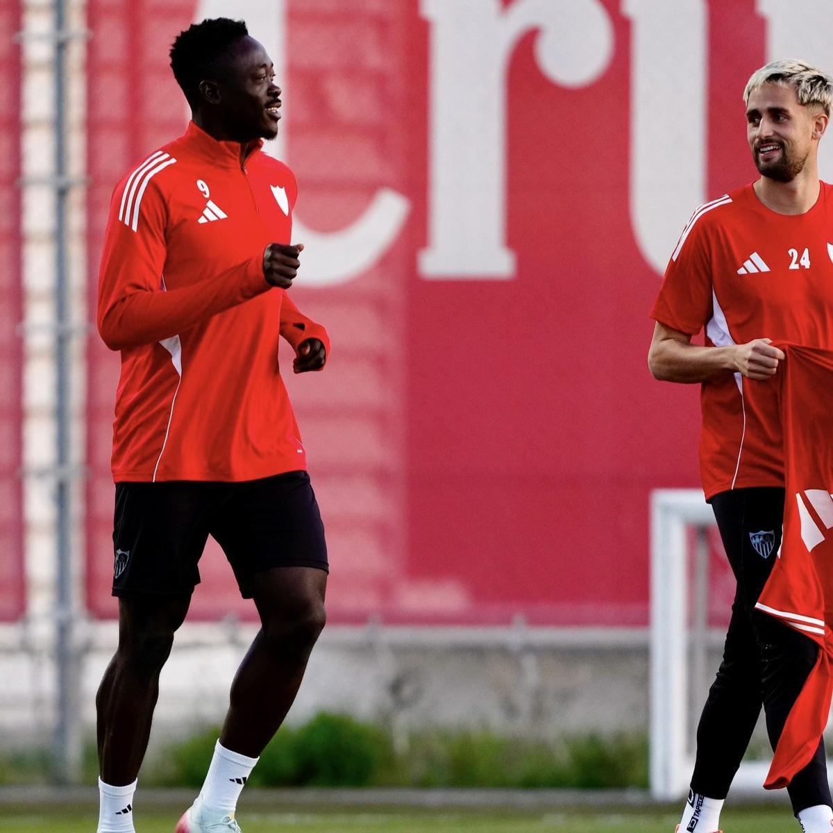 Akor Adams y Adnan Januzaj se ejercitan con el Sevilla FC a la vuelta del parón internacional de noviembre