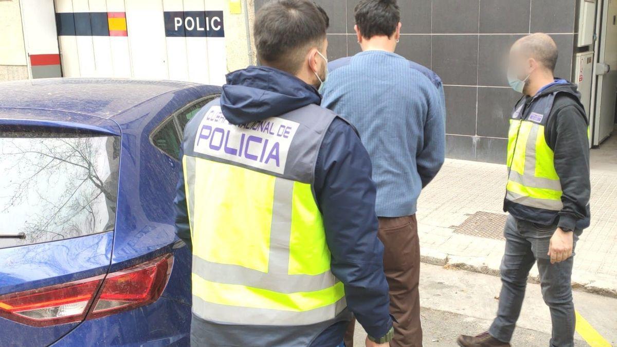 Agentes de la Policía Nacional detienen a uno de los proxenetas.