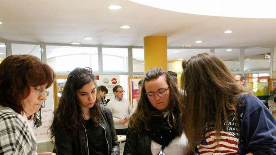 Estudiantes de Magisterio se interesan por cursos de formación.