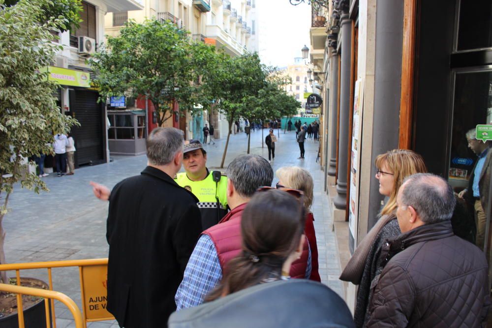 Visitantes de la "mascletà", sorprendidos con las nuevas normas de seguridad.