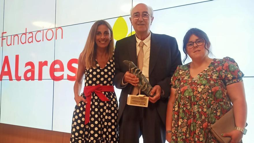 La diseñadora Lola Ronda y representantes del centro Juan María tras recoger el premio en Madrid.