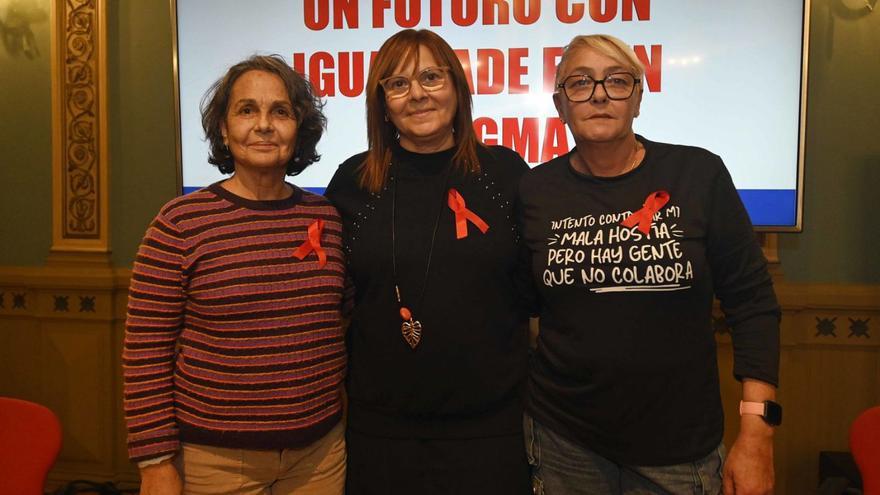 Desde la izq., Xulia, Cándida y Teresa, esta tarde, en la Casa da Cultura. |  Pablo H. Gamarra