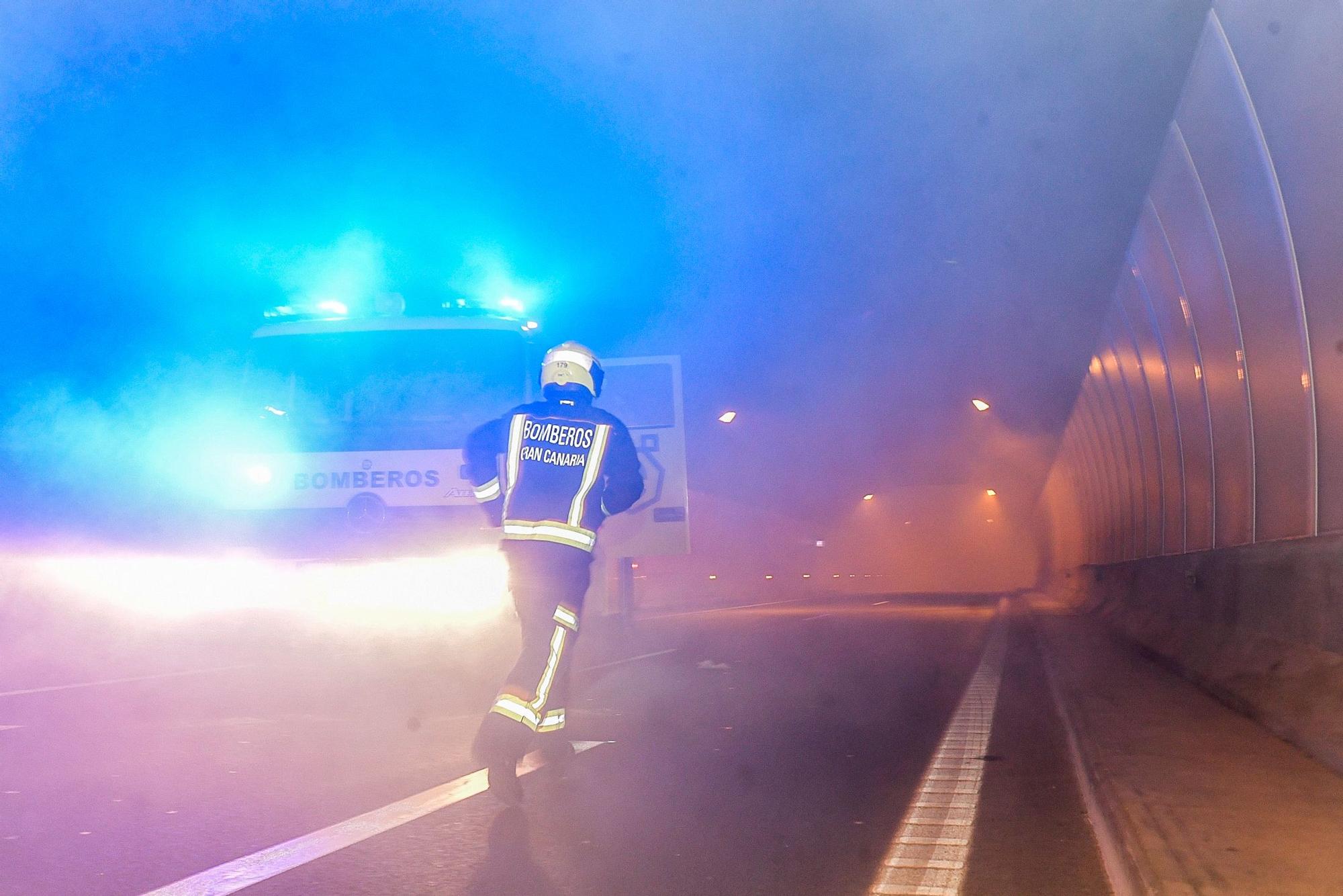 Simulacro de incendio de un vehículo en el interior del túnel de Mogán