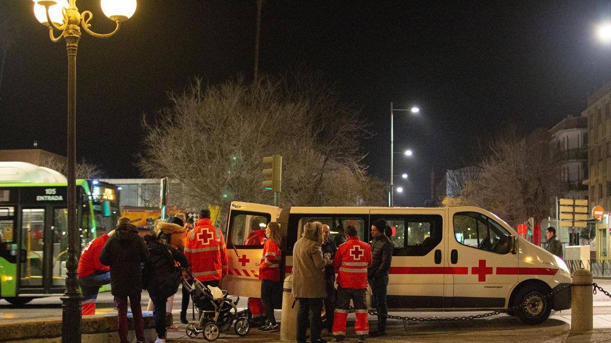 Voluntarios de Cruz Roja ayudan a personas sin hogar, en una imagen de archivo.