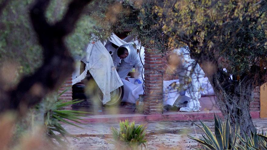 Miembros de la Policía Científica revisan el lugar donde han aparecido tres cadáveres en Coín.