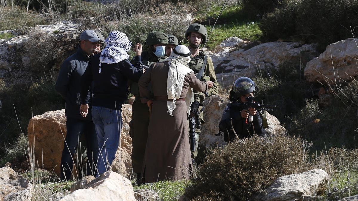 Nablus (-)  11 12 2020 - Palestinians argue with Israeli soldiers during a demonstration against Israel s settlements in the village of Bet Dajan near the northern West Bank city of Nablus  11 December 2020  Seven Palestinians were wounded during the clashes  (Protestas) EFE EPA ALAA BADARNEH
