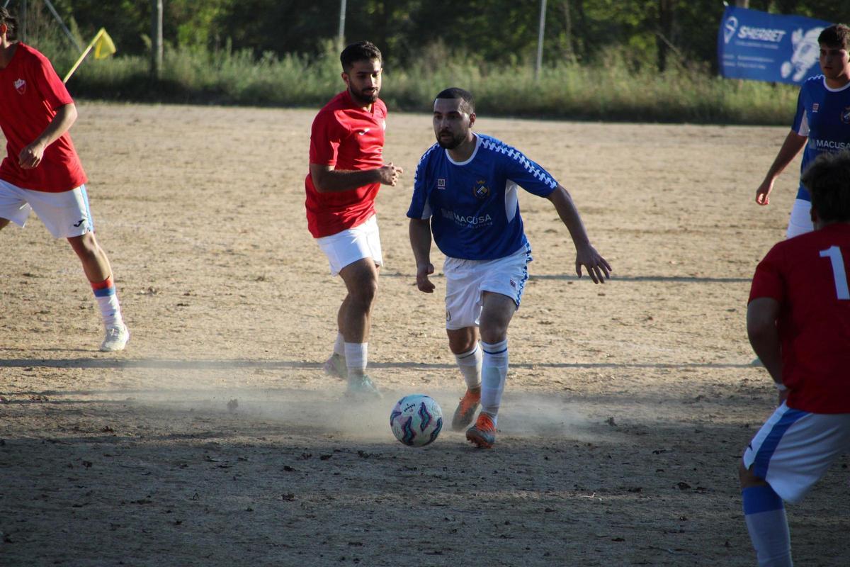 Un partido de fútbol en el campo de tierra del Olvan.
