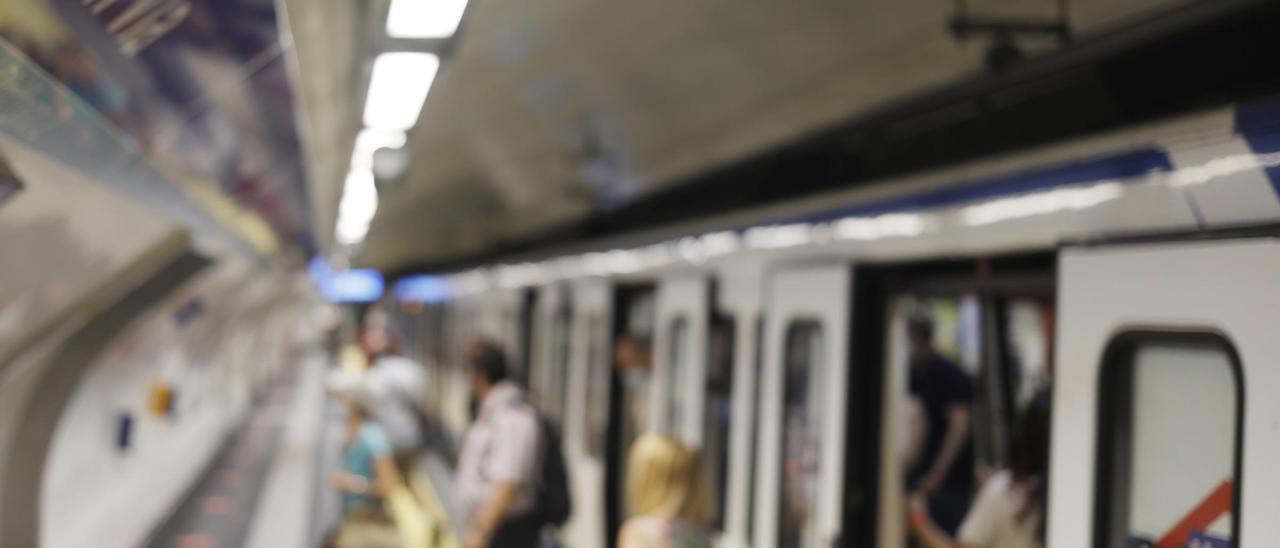 Archivo - Varias personas salen de un vagón en la estación de metro de Gran Vía.