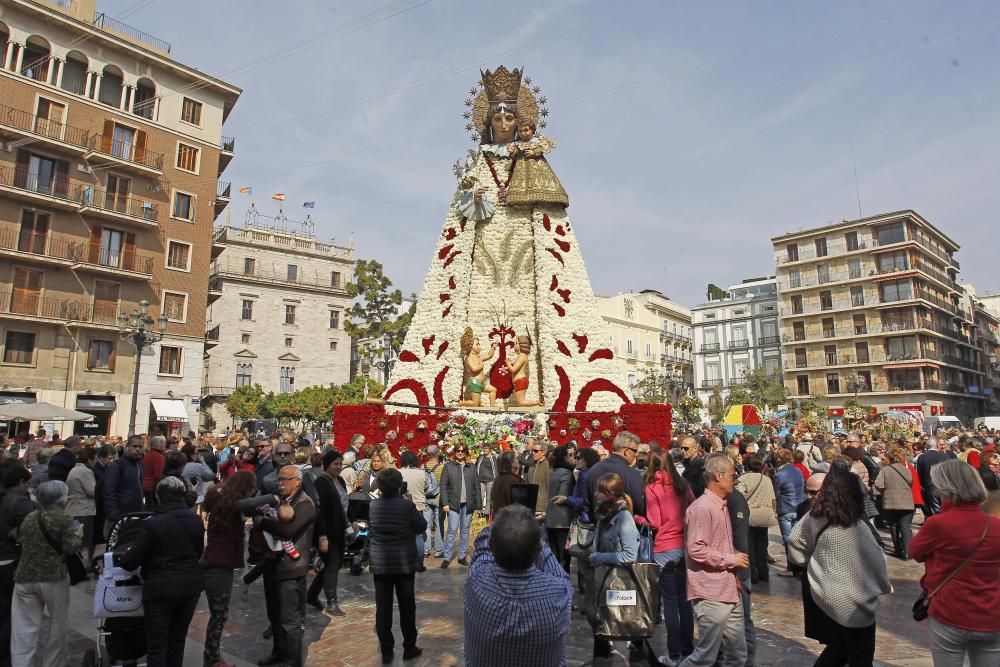 Ambiente en la Plaza de la Virgen.