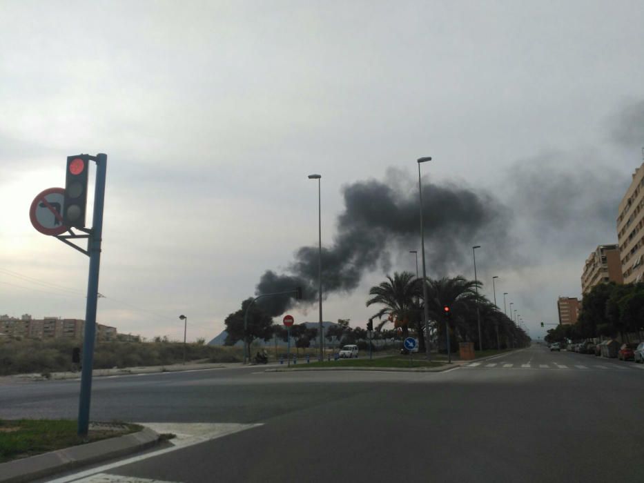 Los bomberos tratan de sofocar un virulento incendio en una planta de residuos de AIicante