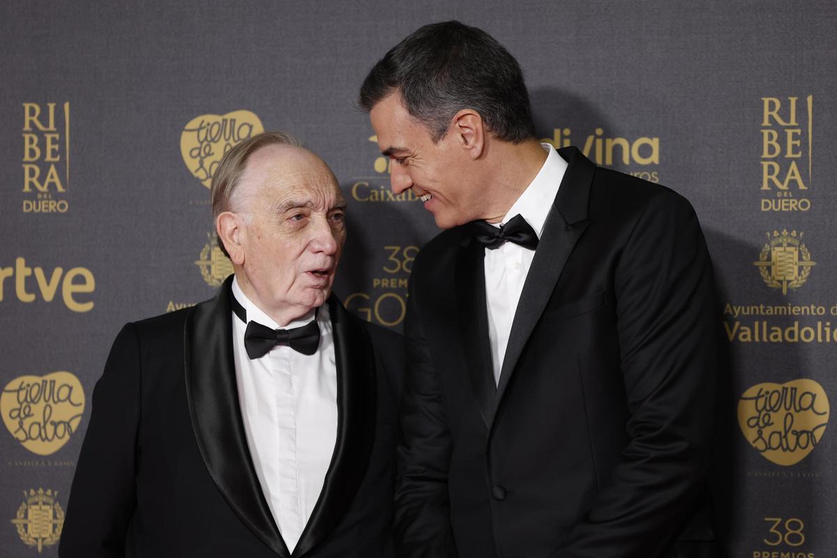 El presidente del Gobierno, Pedro Sánchez, junto al director de la Academia del Cine, Fernando Méndez-Leite