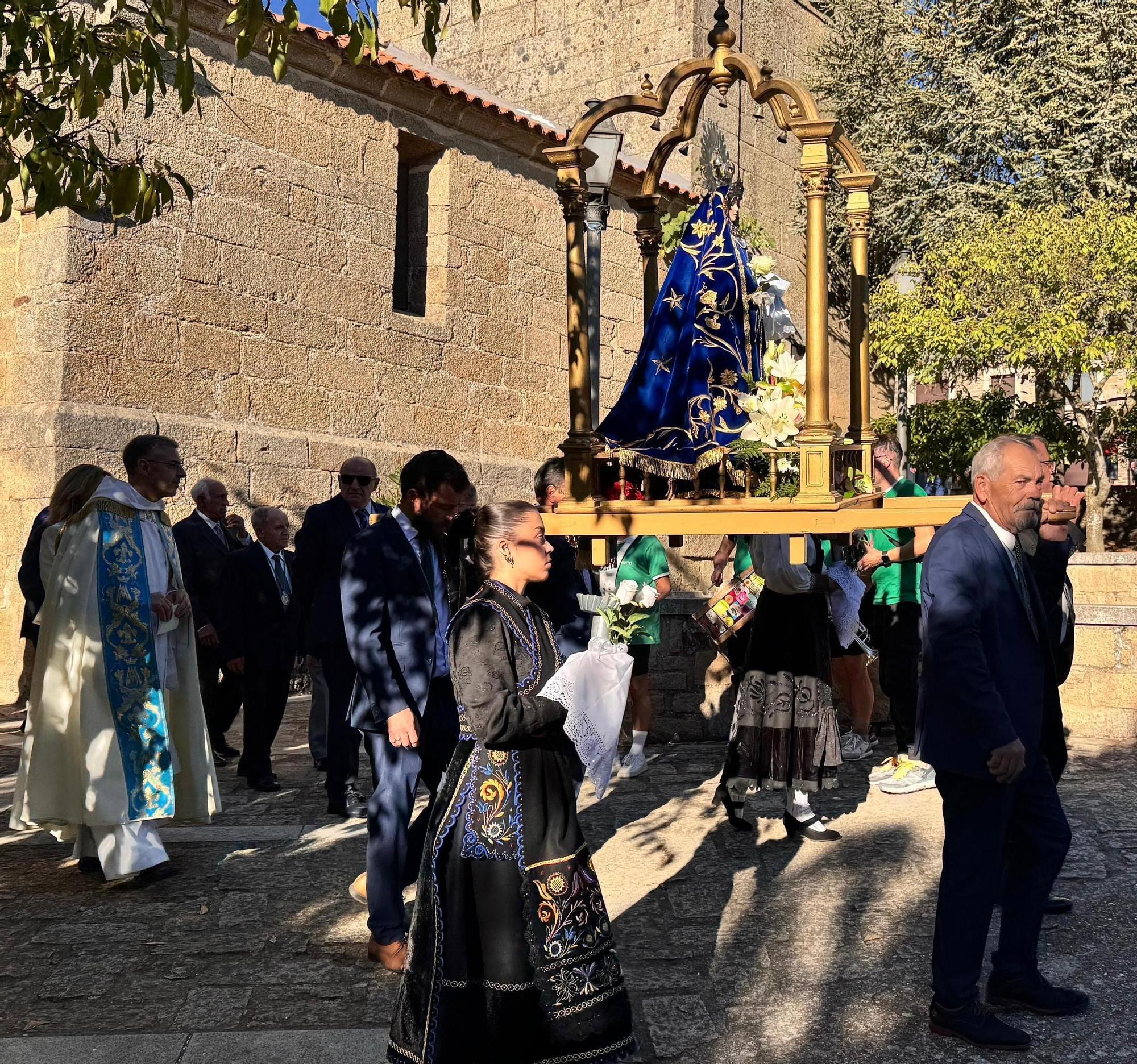 Villadepera honra a la Virgen del Rosario