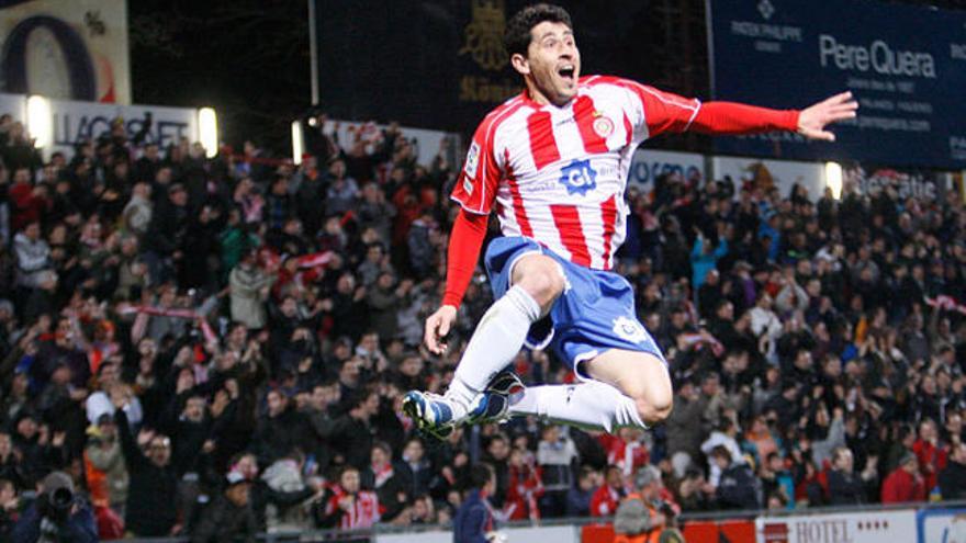 Peragón celebrant un gol a Montilivi aquesta temporada.