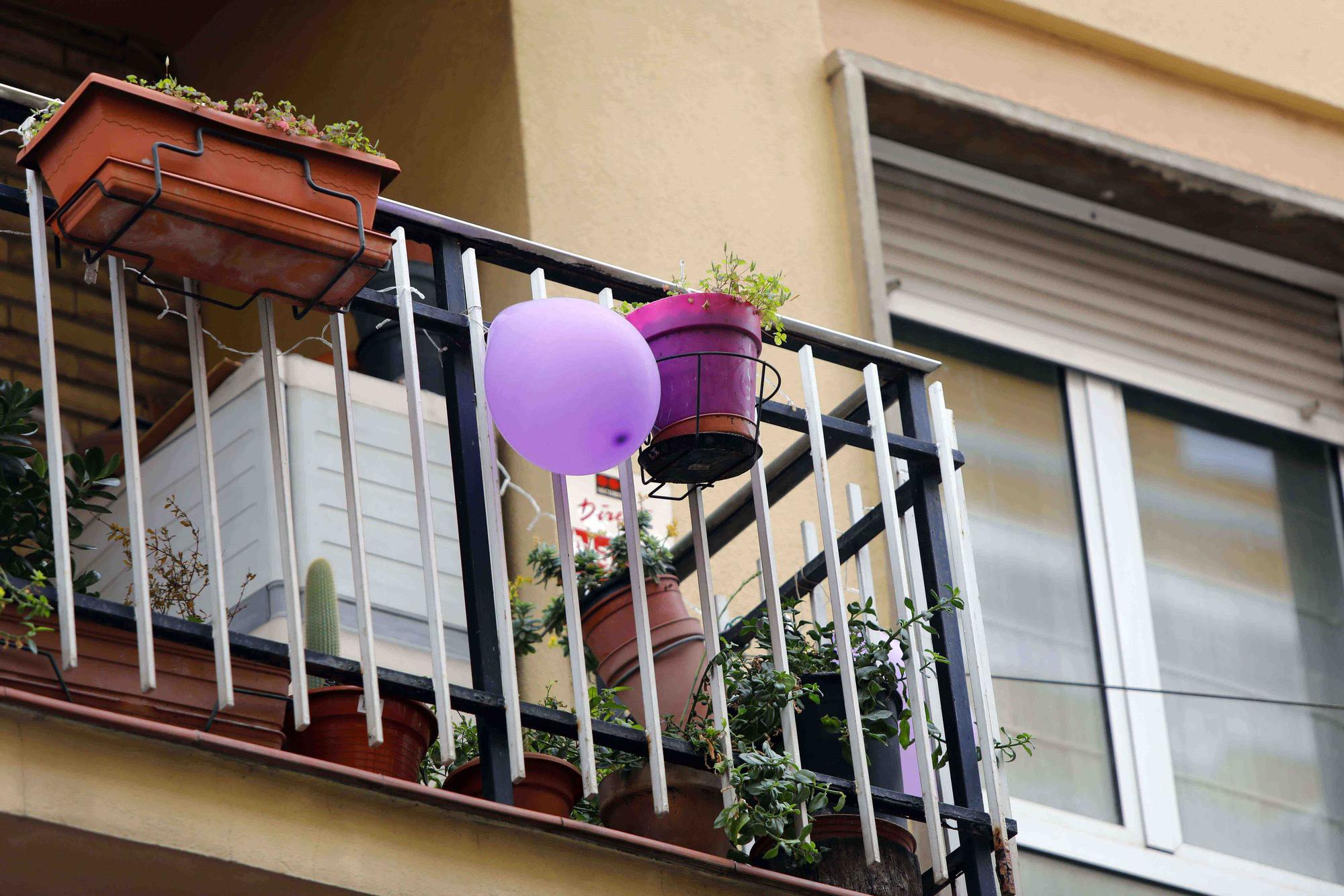 València engalana sus balcones por el 8M
