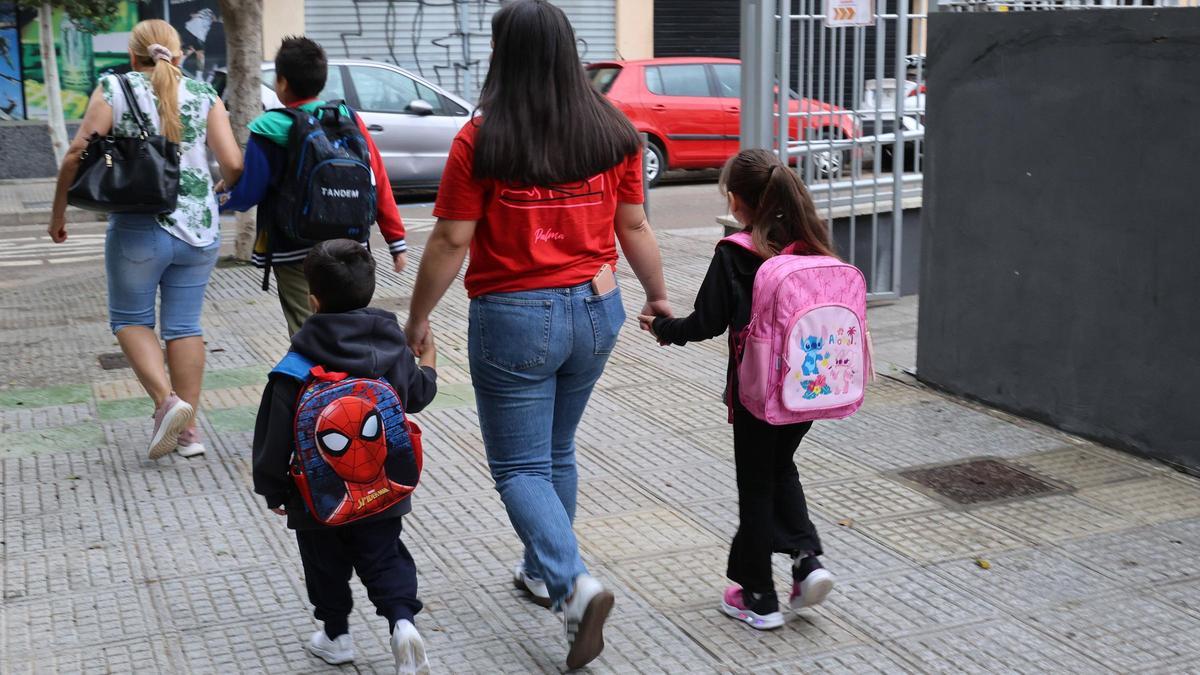 Recogida de niños en el colegio de Sa Graduada.