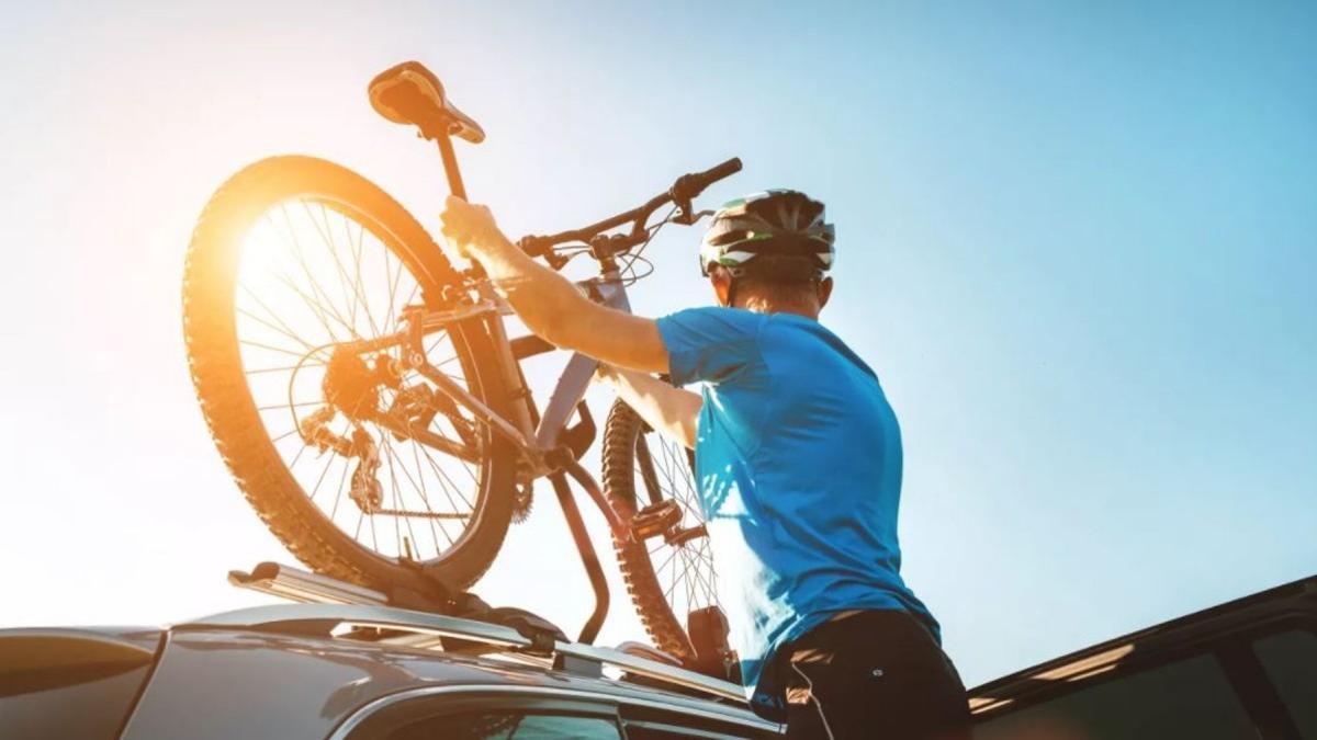 Cómo transportar la bicicleta en el coche de forma correcta para evitar multas