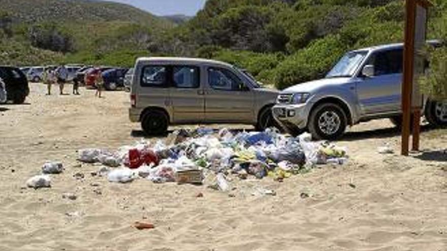 In den Sommermonaten sind die Parkplätze bei der Cala Torta im Nordosten von Mallorca oft überfüllt - genau wie die Mülleimer
