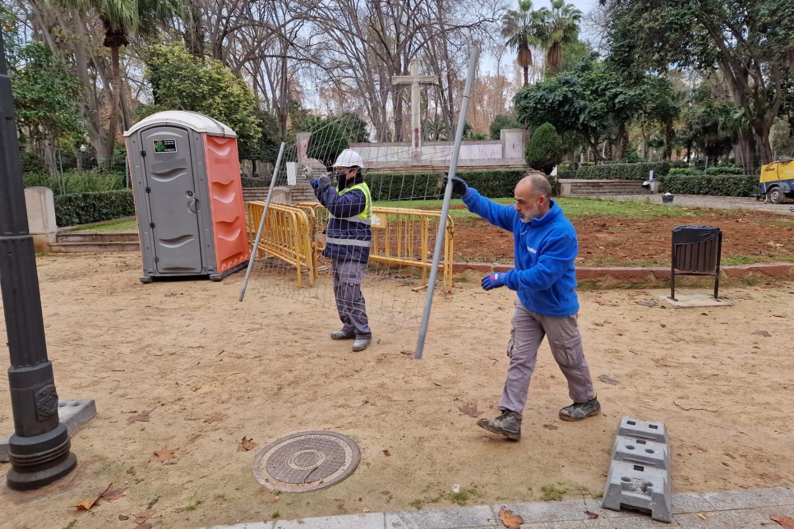 Comienzan los trabajos en el Parque Ribalta para retirar la cruz