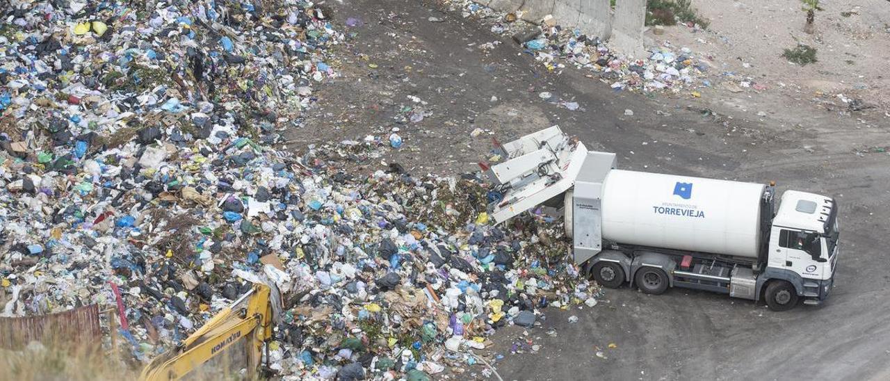 Camión recolector de Torrevieja en la planta de tratamiento y eliminación de residuos de Piedra Negra (Xixona), que asume casi 100.000 toneladas anuales de residuos de la Vega Baja