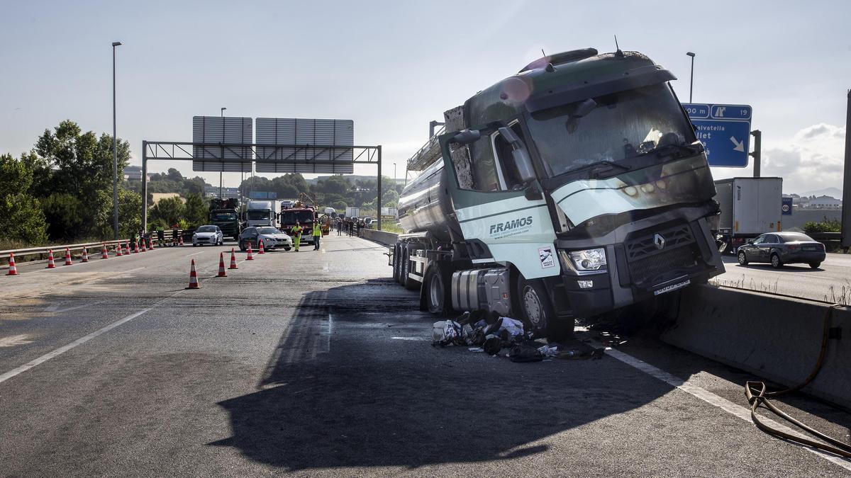 El incendio de un camión en la AP-7 colapsa la autopista