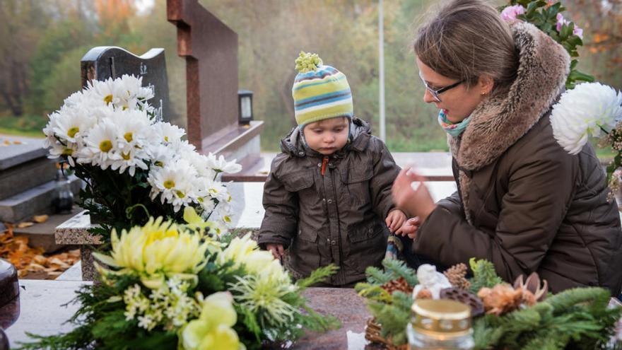 Los padres no deben ocultar al niño qué es un cementerio.