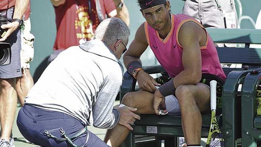 Nadal es atendido el sábado por el fisio durante su partido contra Khachanov.