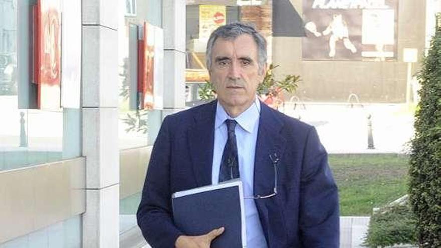 José María Castellano llega al Work Center de A Grela. / eduardo vicente