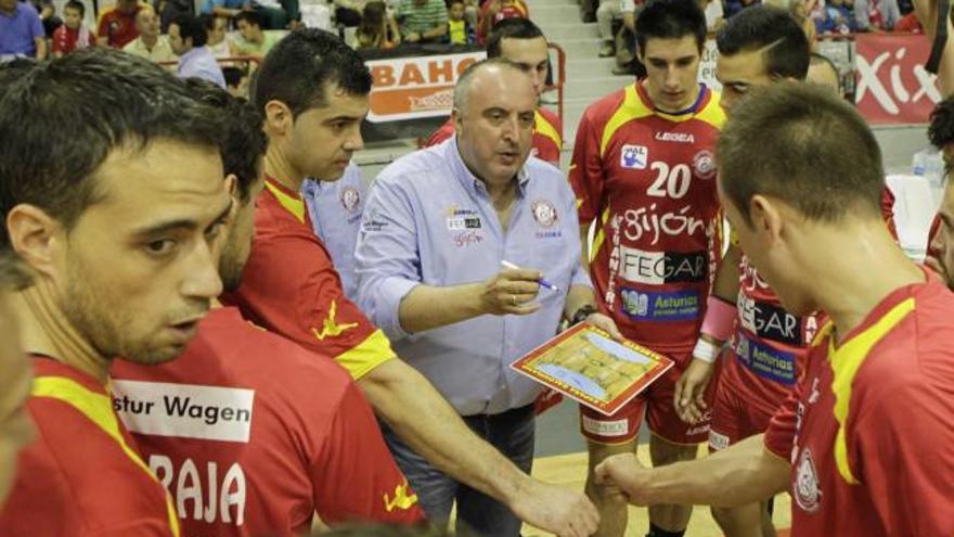 Alberto Suárez, dando instrucciones a sus jugadores en un tiempo muerto.