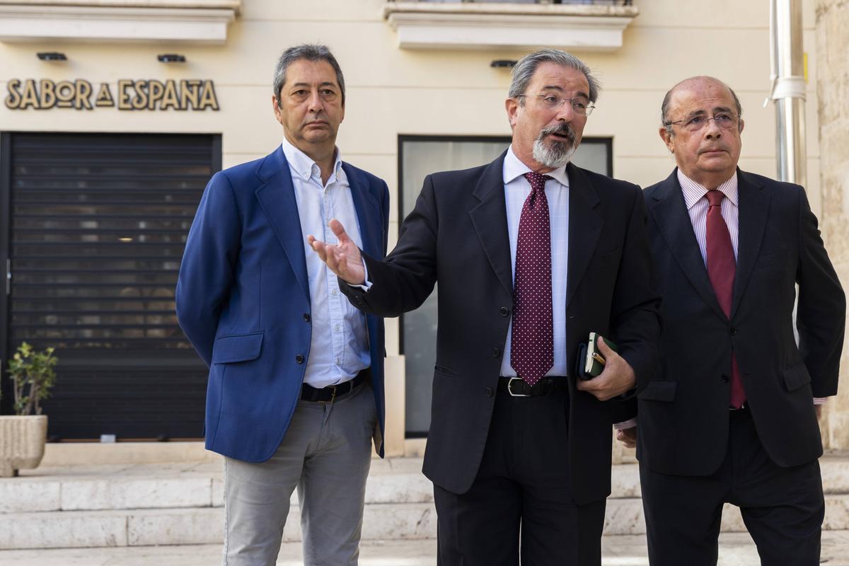 Vicente Barrera, Carlos Flores Juberías e Ignacio Gil Lázaro, de Vox.