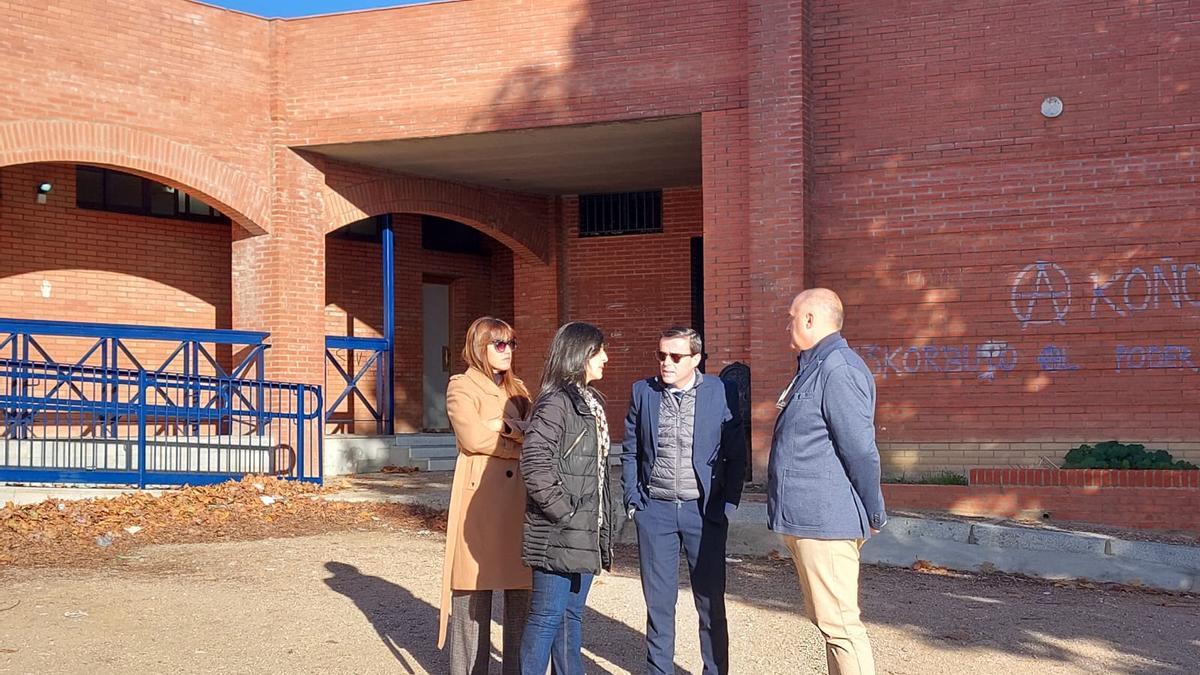 Gallardo acompaña a Gutiérrez, María Lozano y al director del centro por el IES San José