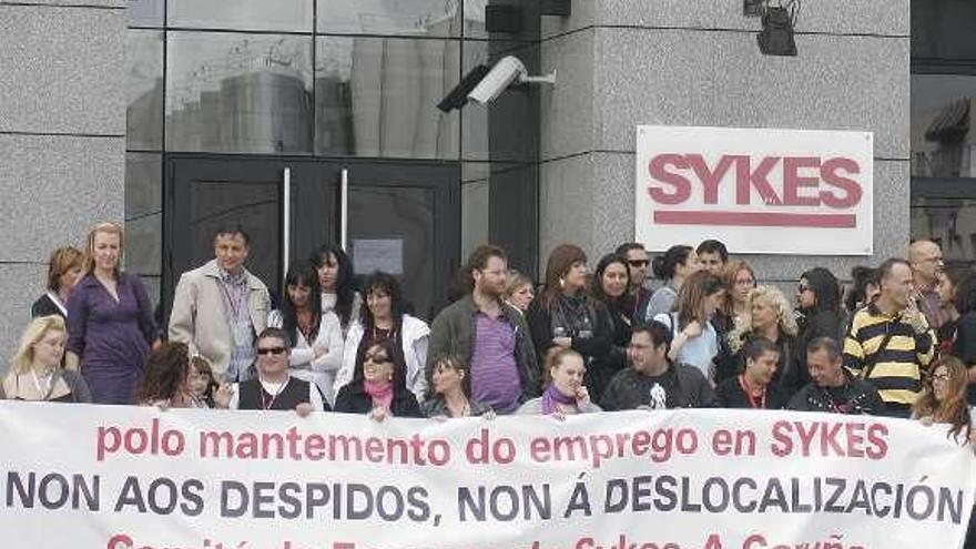 Trabajadores de Sykes en una protesta delante de la empresa. / e. vicente