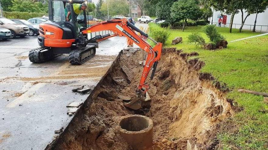 Arriba, el socavón provocado por la lluvia en Coia. A la dcha., notables retenciones en Rande a primera hora de ayer. // M.G. Brea