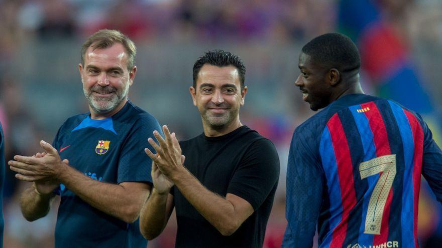 Xavi y su hermano aplauden a Dembélé en el Gamper.