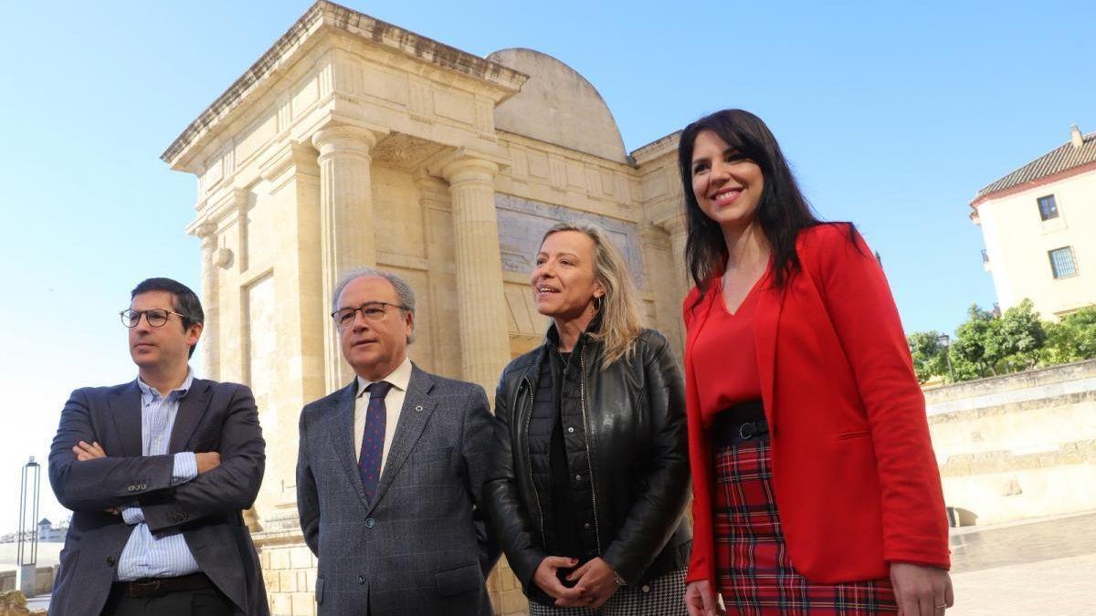 Isabel Albás (segunda por la derecha) con Antonio Diaz, en una imagen de archivo.