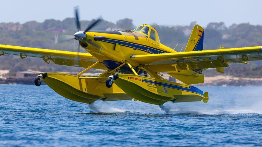 Los aviones de extinción de incendios del Govern lanzan un mensaje :"Si me ves en el mar, quédate lejos"