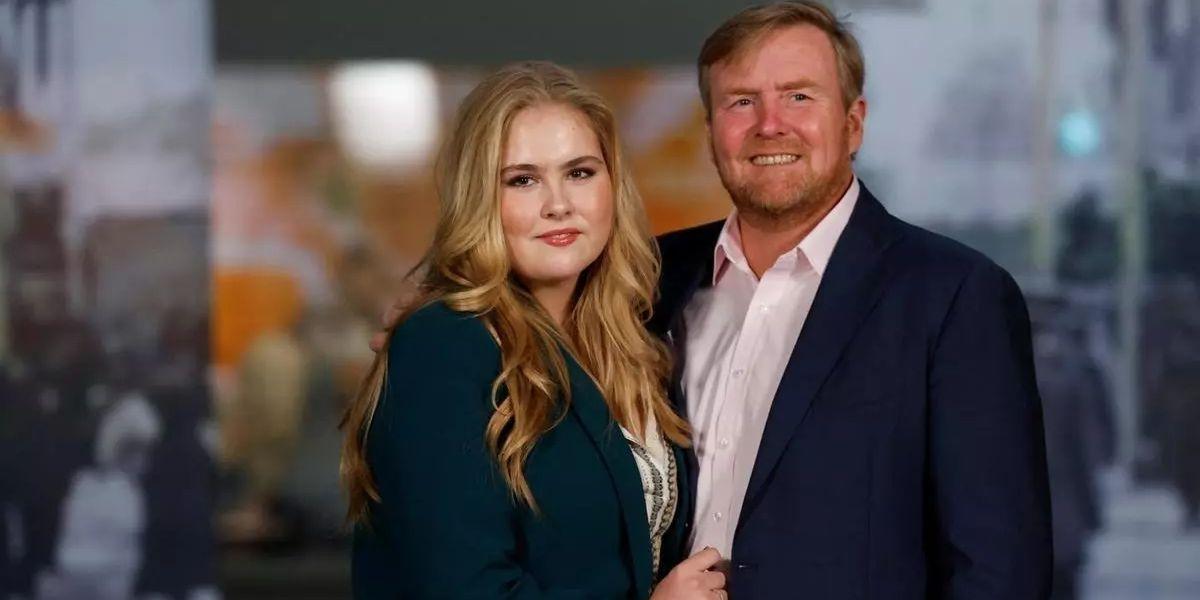Amalia de Holanda y su padre.