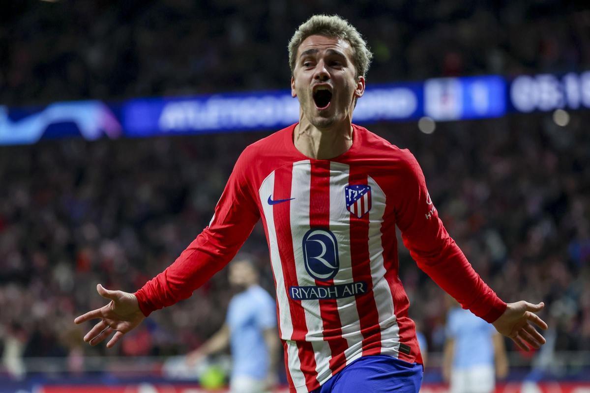 El rojiblanco Antoine Griezmann celebra el primer gol del Atlético ante el Lazio con la grada del Metropolitano.