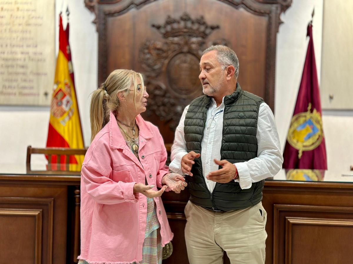 Carmen Menduiña y Ángel Meca en la Sala de Cabildos del Ayuntamiento.