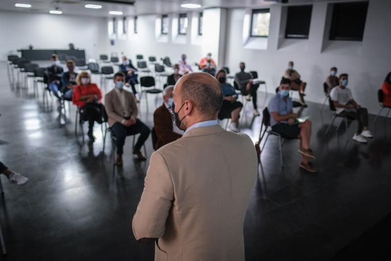 Alfonso Cabello, concejal de Fiestas de Santa Cruz de Tenerife, se reúne con los patrocinadores de las reinas del Carnaval 2022