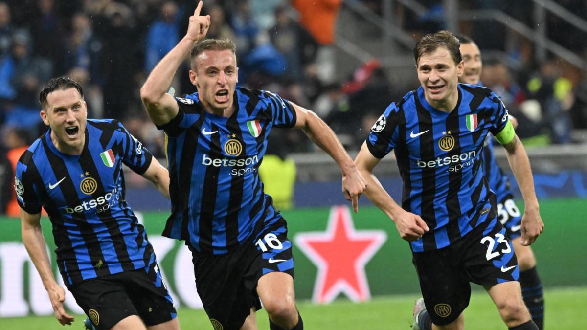 Frattesi (centro), junto a Zielinski (izquierda) y Barella celebrando el 4-3